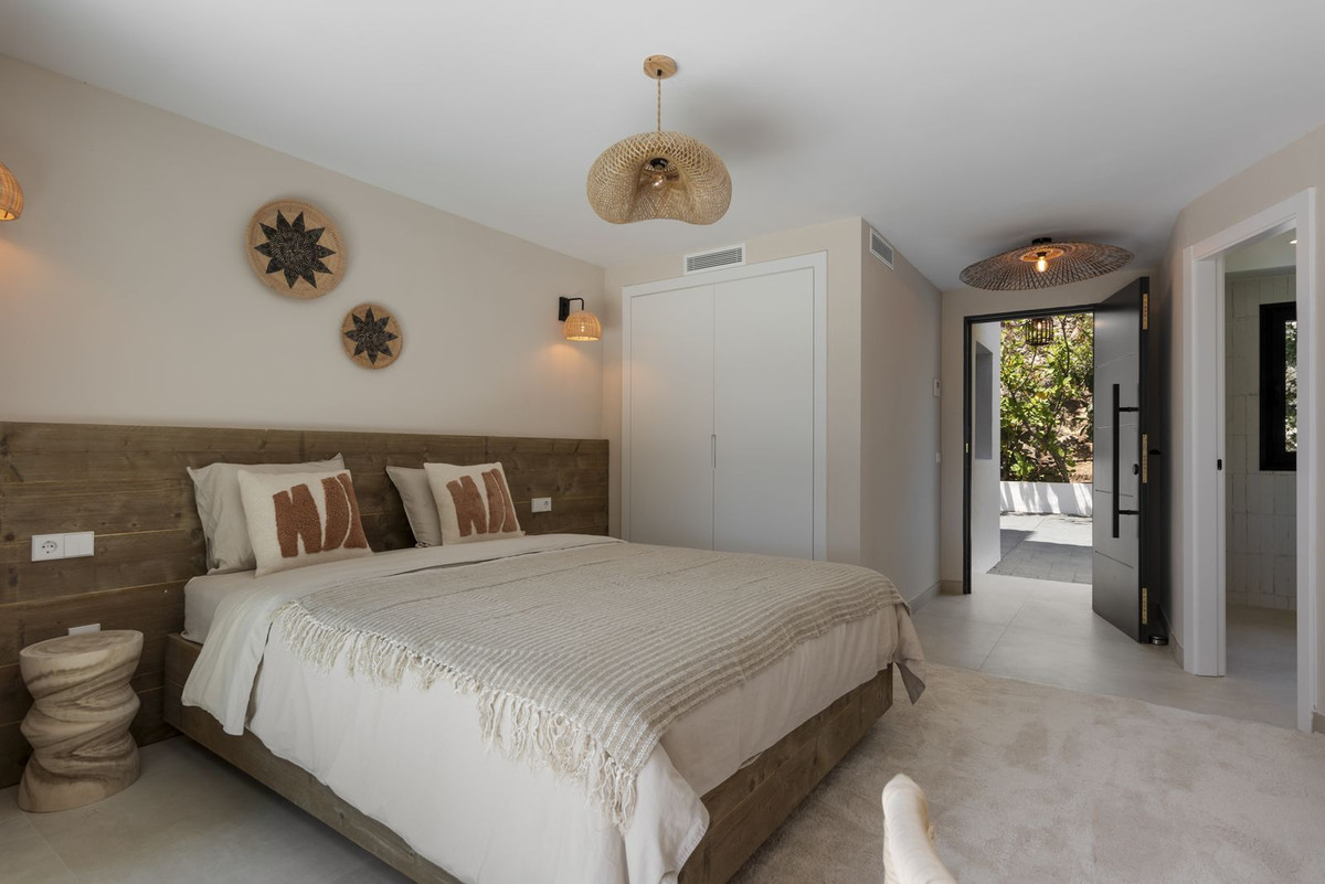 6 Bed, 7 Bath, HouseFor Sale, El Paraíso, Estepona, Malaga