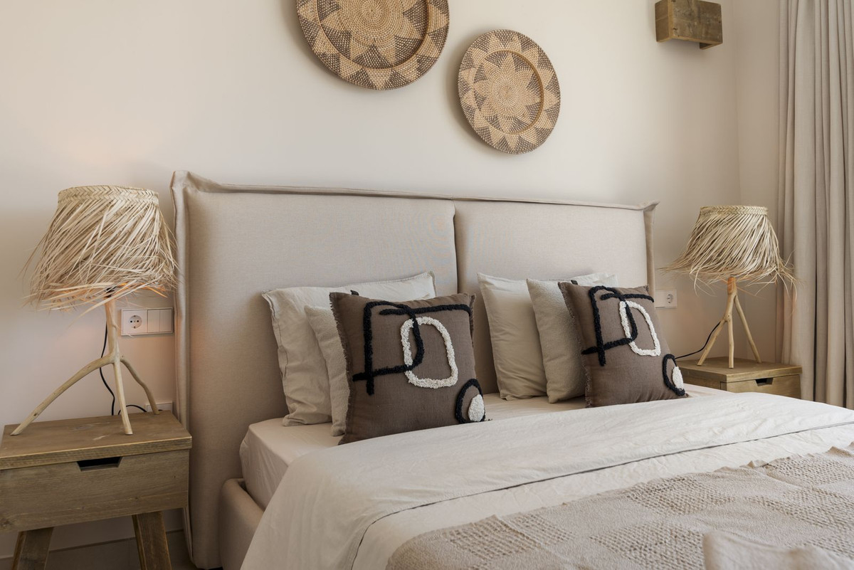 6 Bed, 7 Bath, HouseFor Sale, El Paraíso, Estepona, Malaga