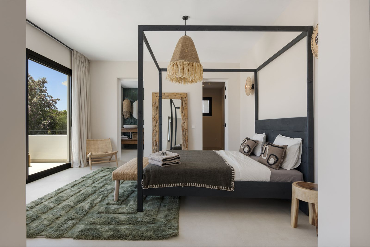 6 Bed, 7 Bath, HouseFor Sale, El Paraíso, Estepona, Malaga