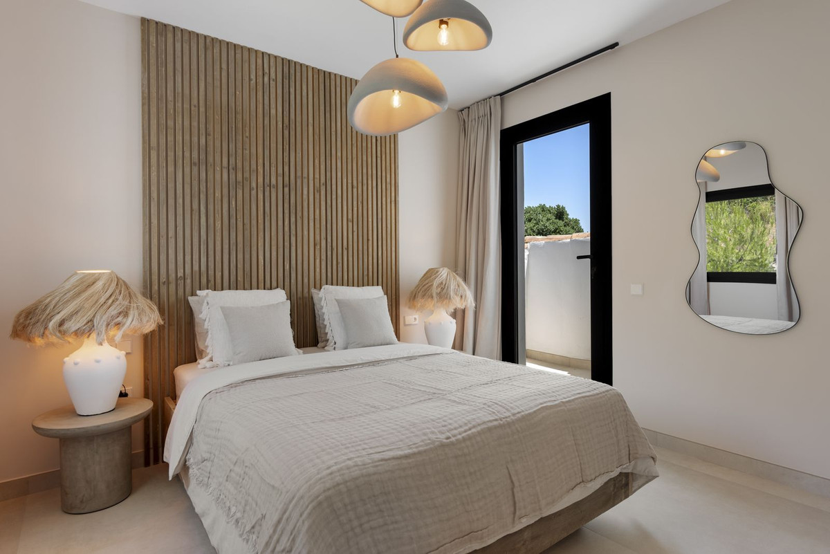 6 Bed, 7 Bath, HouseFor Sale, El Paraíso, Estepona, Malaga