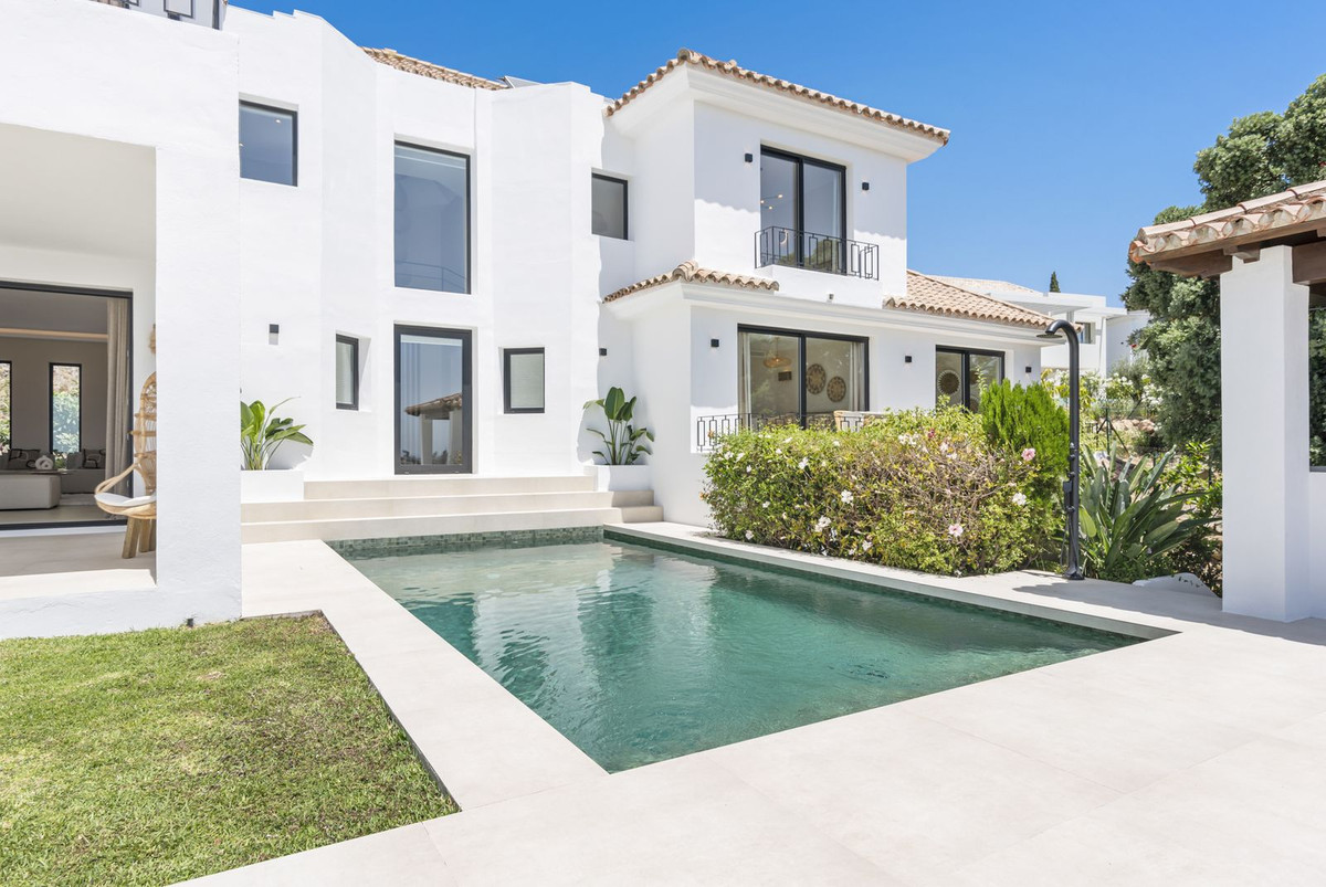 6 Bed, 7 Bath, HouseFor Sale, El Paraíso, Estepona, Malaga