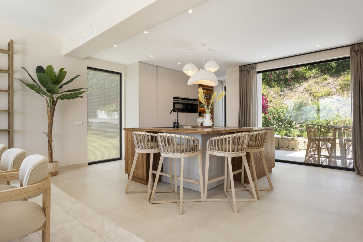 6 Bed, 7 Bath, HouseFor Sale, El Paraíso, Estepona, Malaga