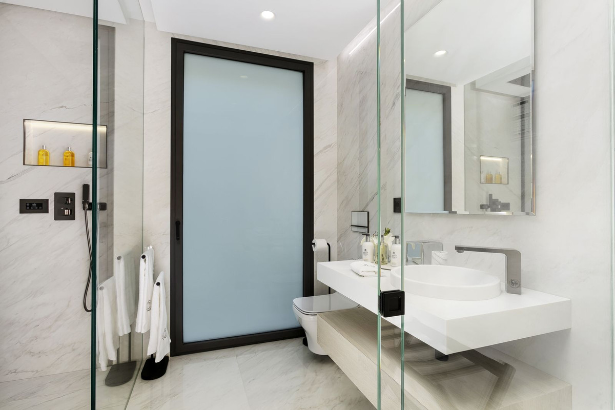 4 Bed, 4 Bath, ApartmentFor Sale, Estepona, Malaga