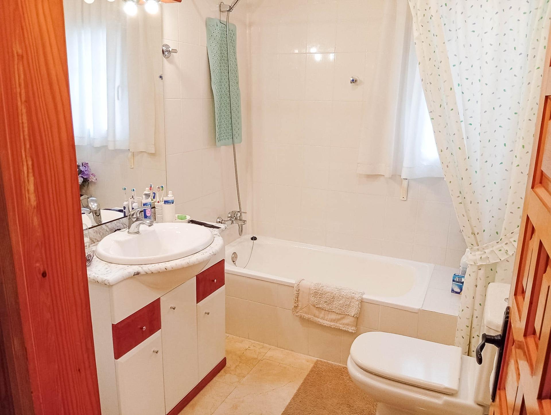 4 Bed, 2 Bath, HouseFor Sale, Torrevieja, Alicante