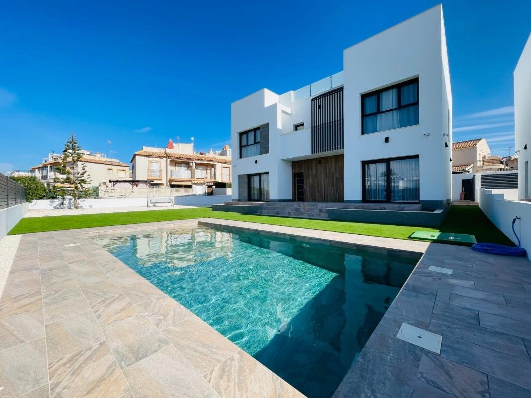 5 Bed, 4 Bath, HouseFor Sale, Torrevieja, Alicante
