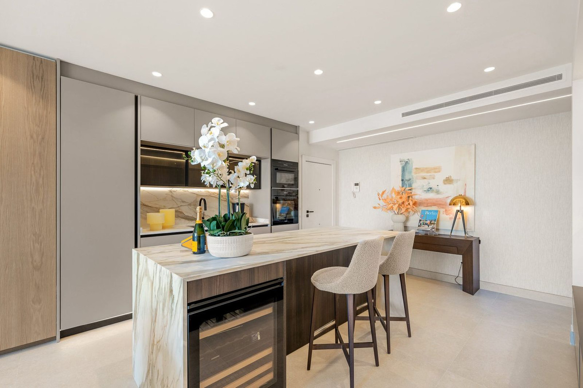 3 Bed, 2 Bath, ApartmentFor Sale, Estepona, Malaga