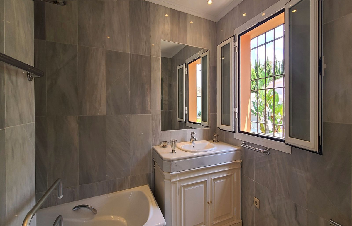 5 Bed, 4 Bath, HouseFor Sale, The Golden Mile, Malaga