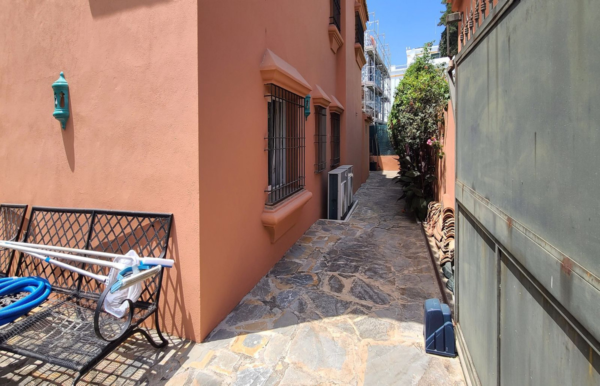 5 Bed, 4 Bath, HouseFor Sale, The Golden Mile, Malaga