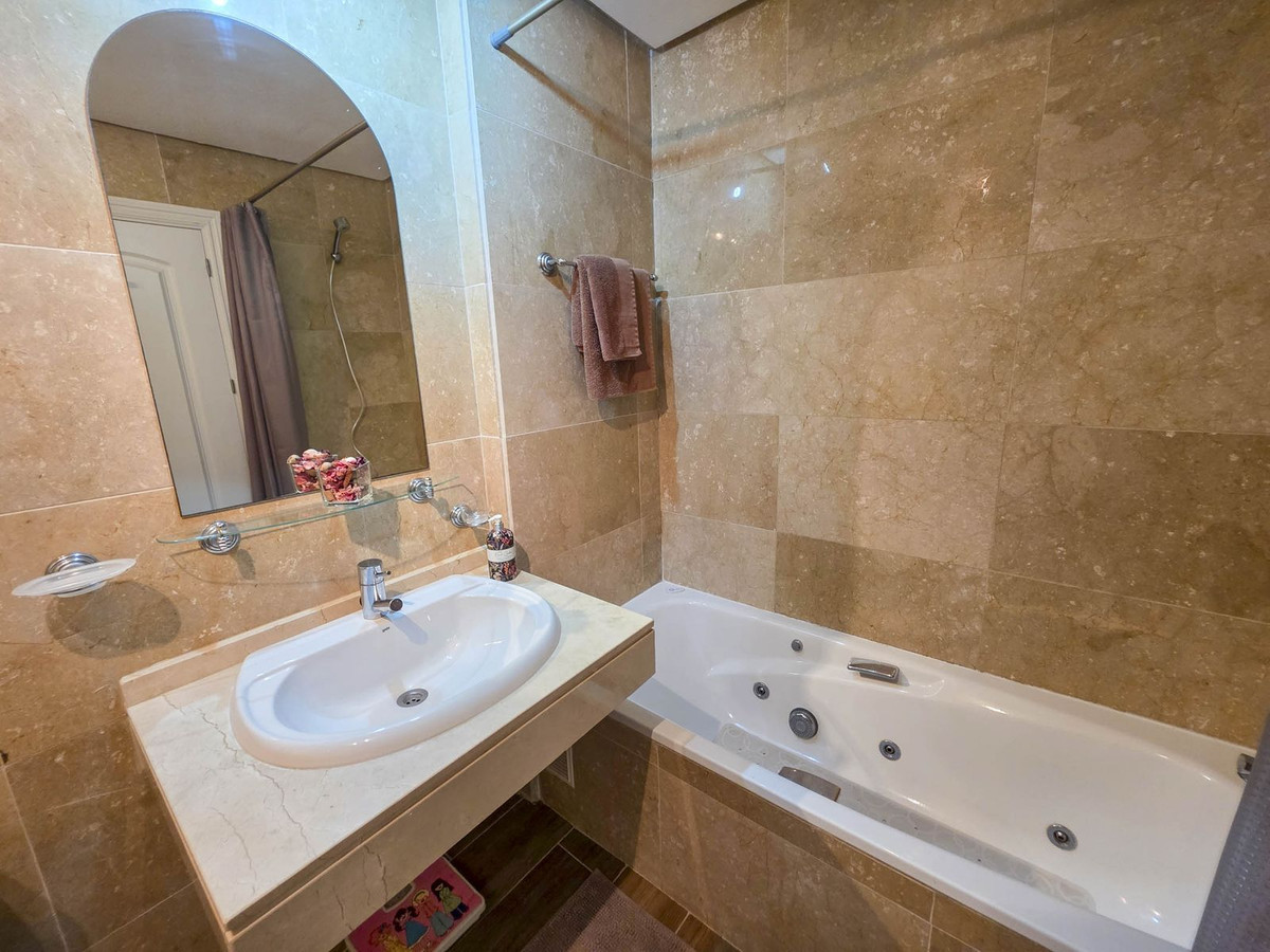 2 Bed, 2 Bath, ApartmentFor Sale, La Duquesa, Malaga