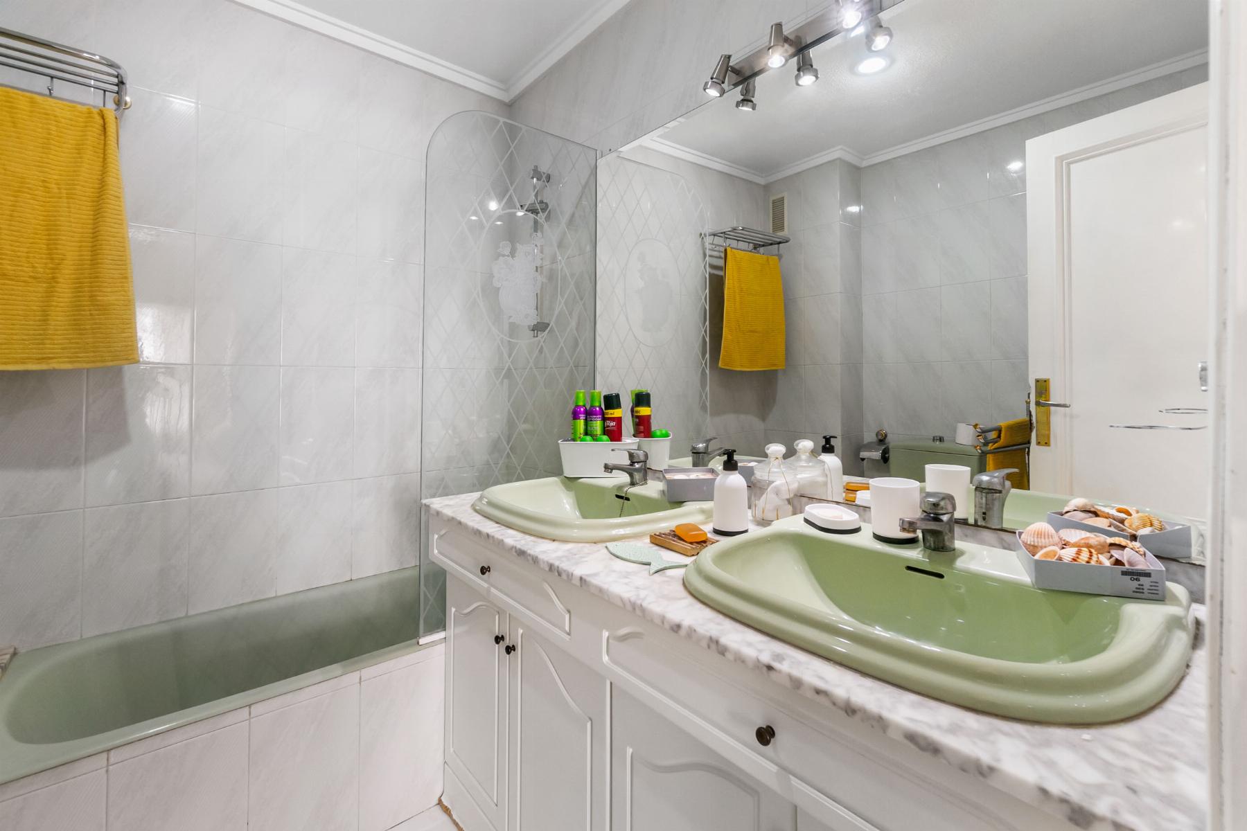 4 Bed, 2 Bath, ApartmentFor Sale, Torrevieja, Alicante