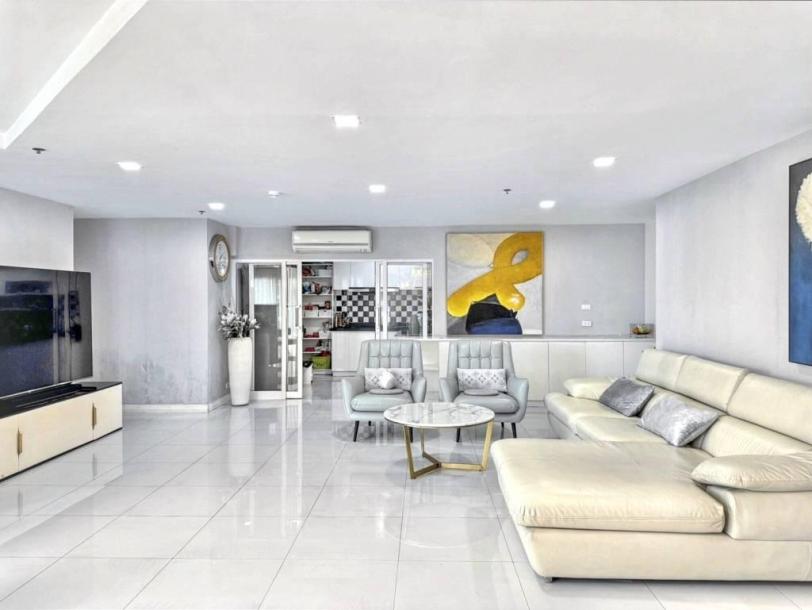 3 Bath, ApartmentFor Sale, Huai Khwang, Bangkok