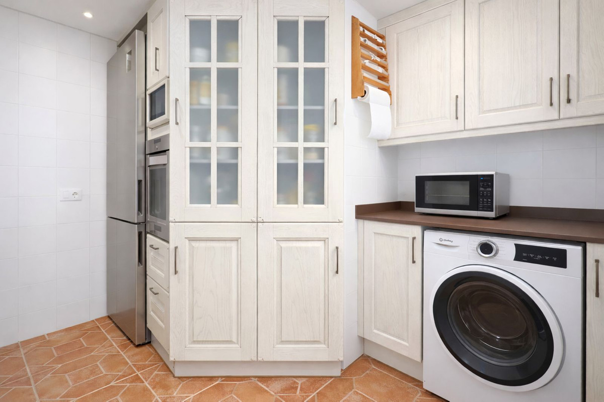 3 Bed, 1 Bath, ApartmentFor Sale, Estepona, Malaga