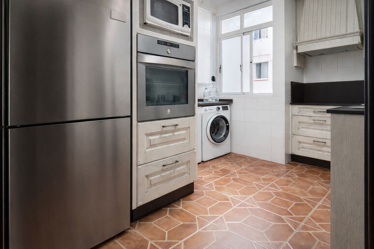 3 Bed, 1 Bath, ApartmentFor Sale, Estepona, Malaga