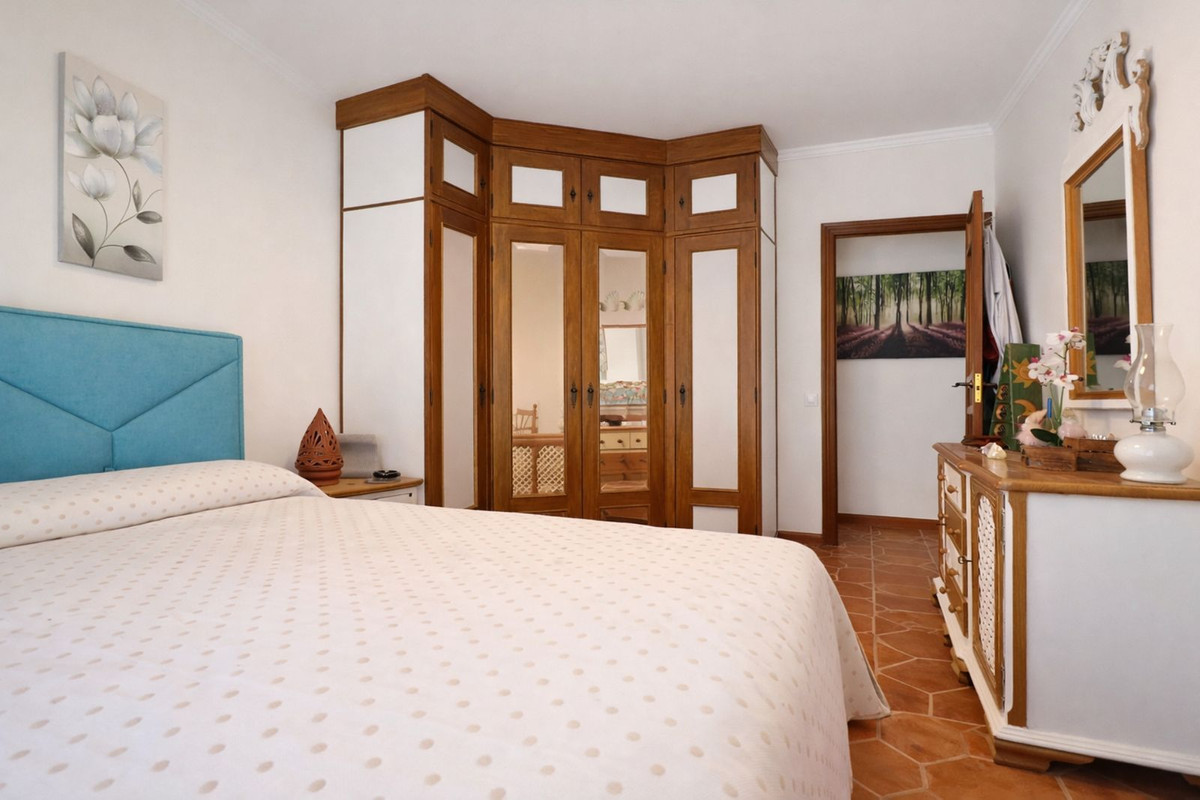 3 Bed, 1 Bath, ApartmentFor Sale, Estepona, Malaga
