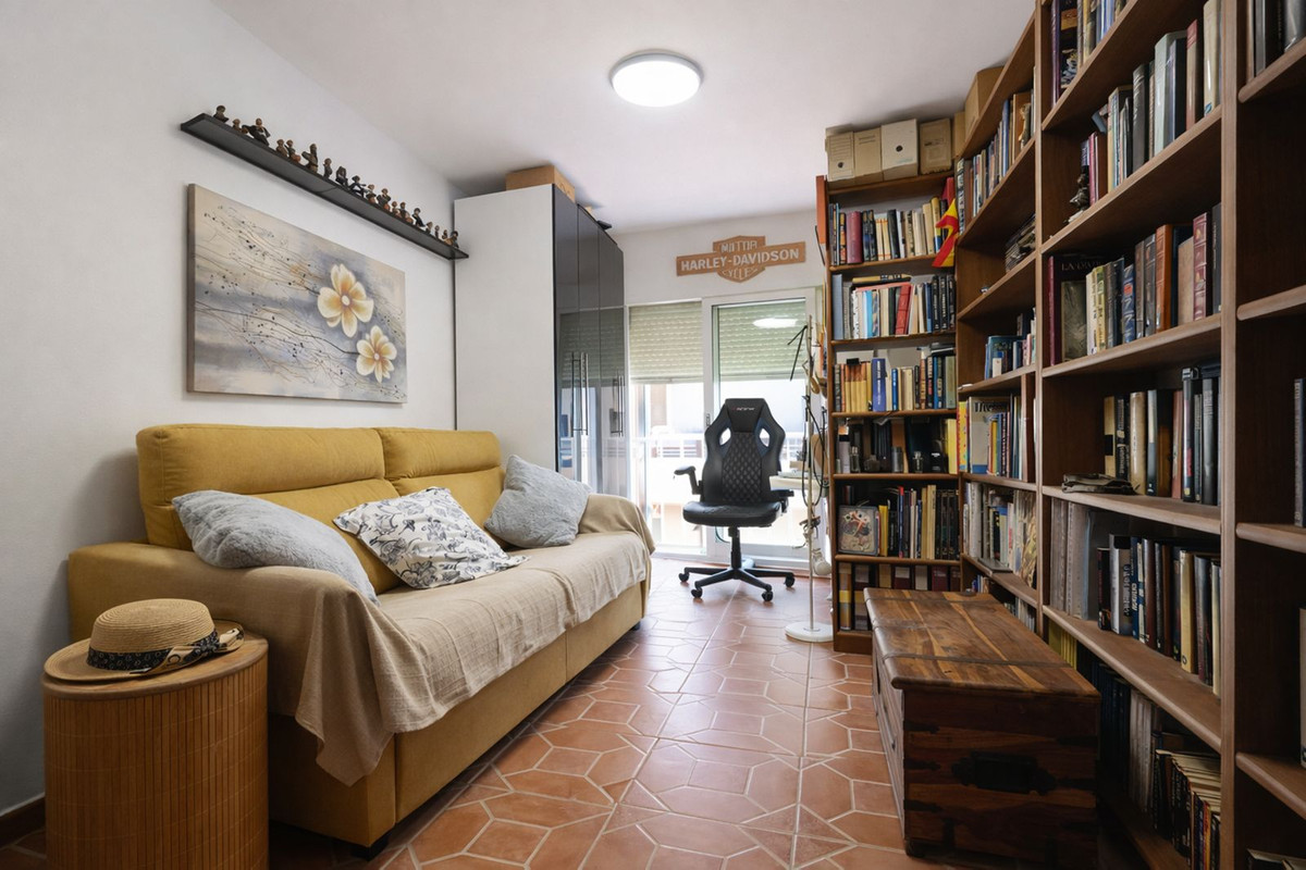 3 Bed, 1 Bath, ApartmentFor Sale, Estepona, Malaga