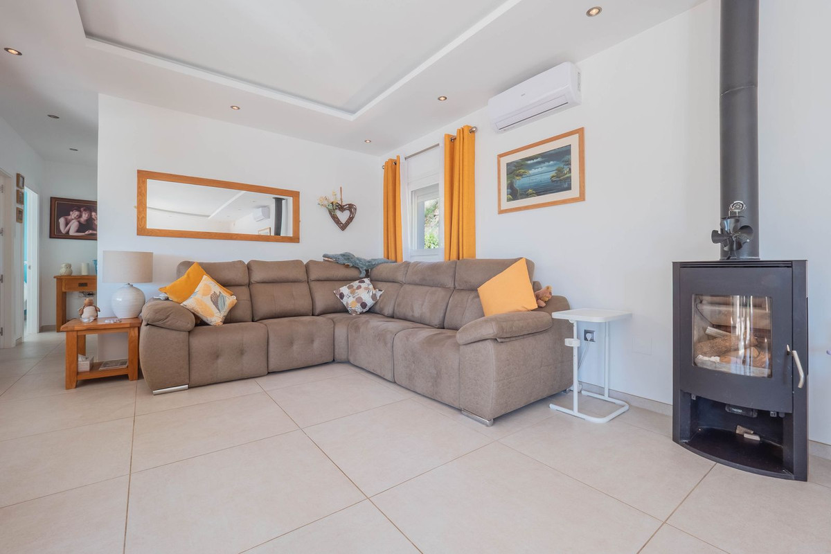 Vélez-Málaga, Malaga, 5 Bedrooms Bedrooms, ,2 BathroomsBathrooms,For Sale,R5315218