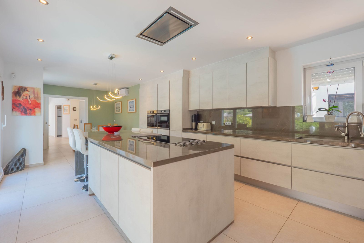 Vélez-Málaga, Malaga, 5 Bedrooms Bedrooms, ,2 BathroomsBathrooms,For Sale,R5315218