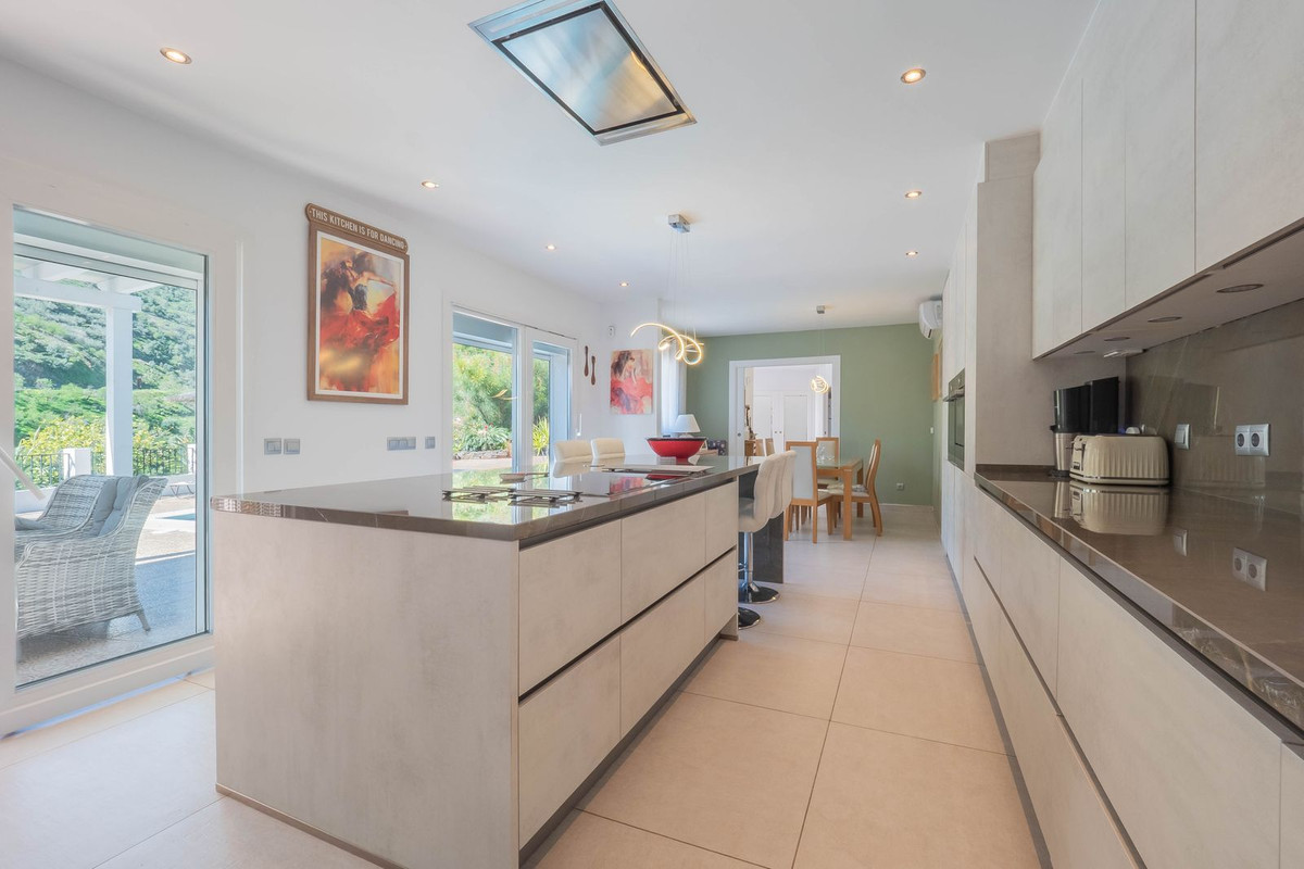 Vélez-Málaga, Malaga, 5 Bedrooms Bedrooms, ,2 BathroomsBathrooms,For Sale,R5315218