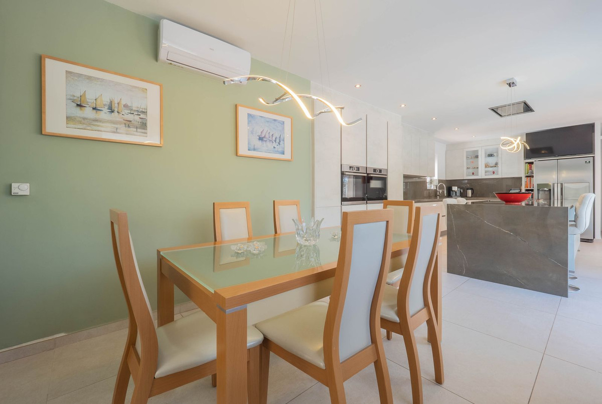 Vélez-Málaga, Malaga, 5 Bedrooms Bedrooms, ,2 BathroomsBathrooms,For Sale,R5315218