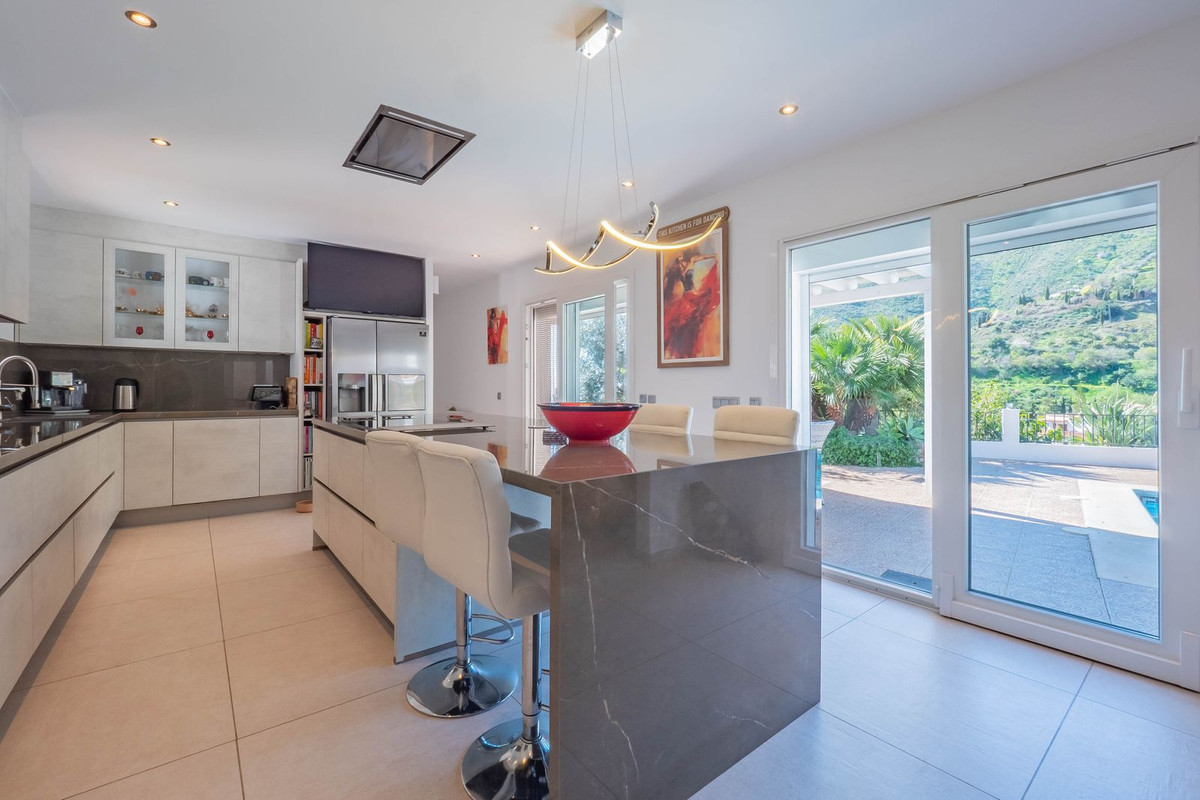 Vélez-Málaga, Malaga, 5 Bedrooms Bedrooms, ,2 BathroomsBathrooms,For Sale,R5315218