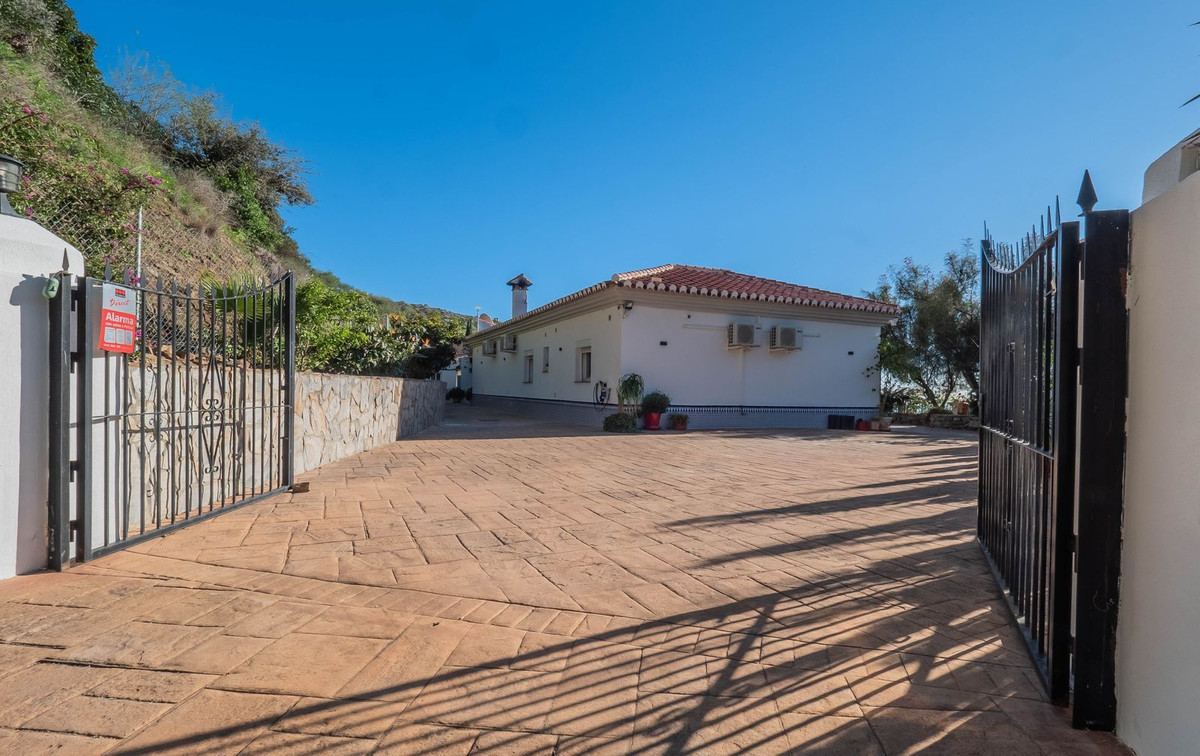 Vélez-Málaga, Malaga, 5 Bedrooms Bedrooms, ,2 BathroomsBathrooms,For Sale,R5315218