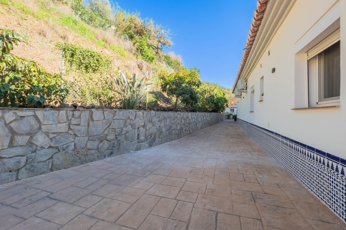 Vélez-Málaga, Malaga, 5 Bedrooms Bedrooms, ,2 BathroomsBathrooms,For Sale,R5315218