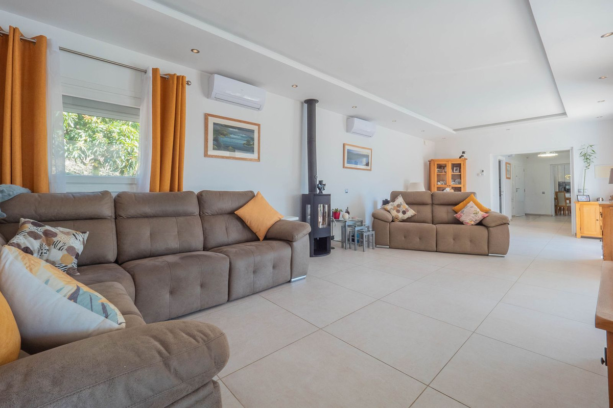 Vélez-Málaga, Malaga, 5 Bedrooms Bedrooms, ,2 BathroomsBathrooms,For Sale,R5315218