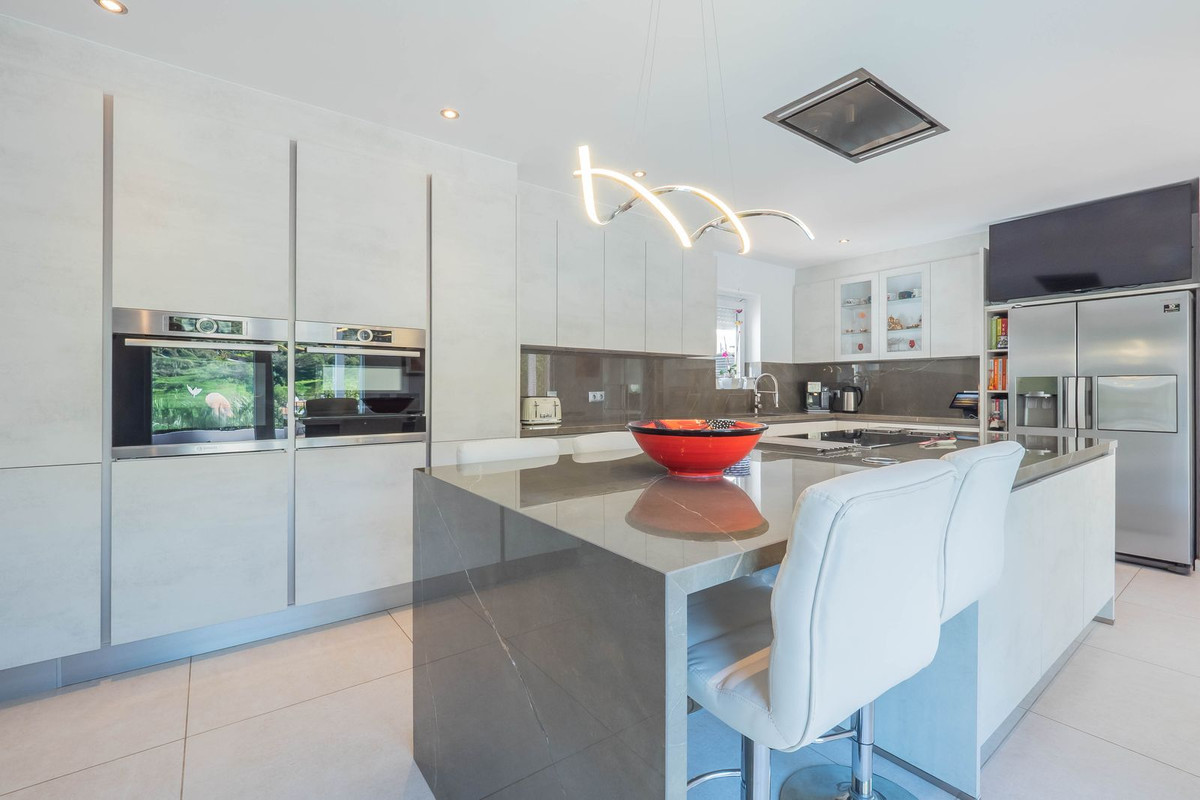 Vélez-Málaga, Malaga, 5 Bedrooms Bedrooms, ,2 BathroomsBathrooms,For Sale,R5315218