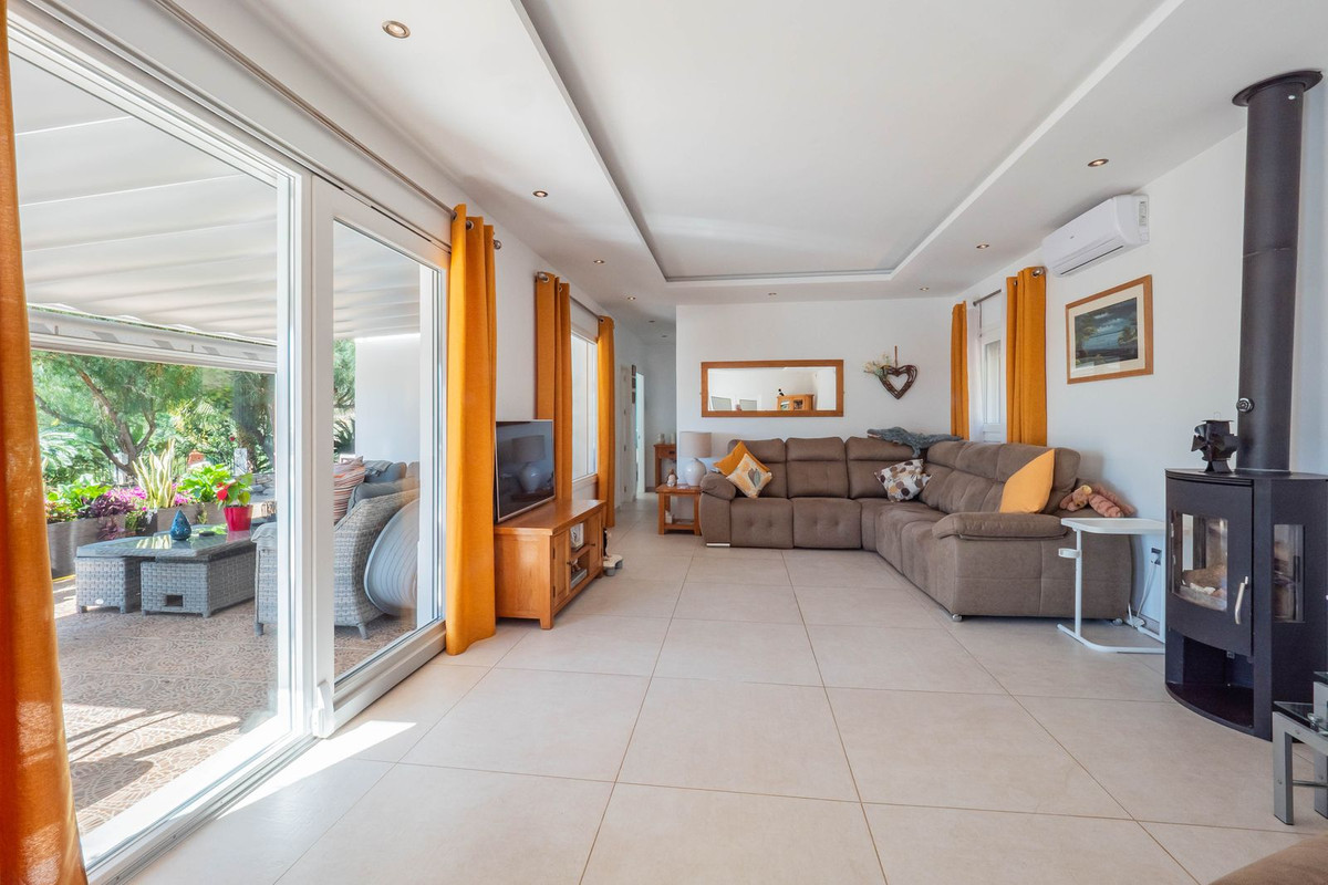 Vélez-Málaga, Malaga, 5 Bedrooms Bedrooms, ,2 BathroomsBathrooms,For Sale,R5315218