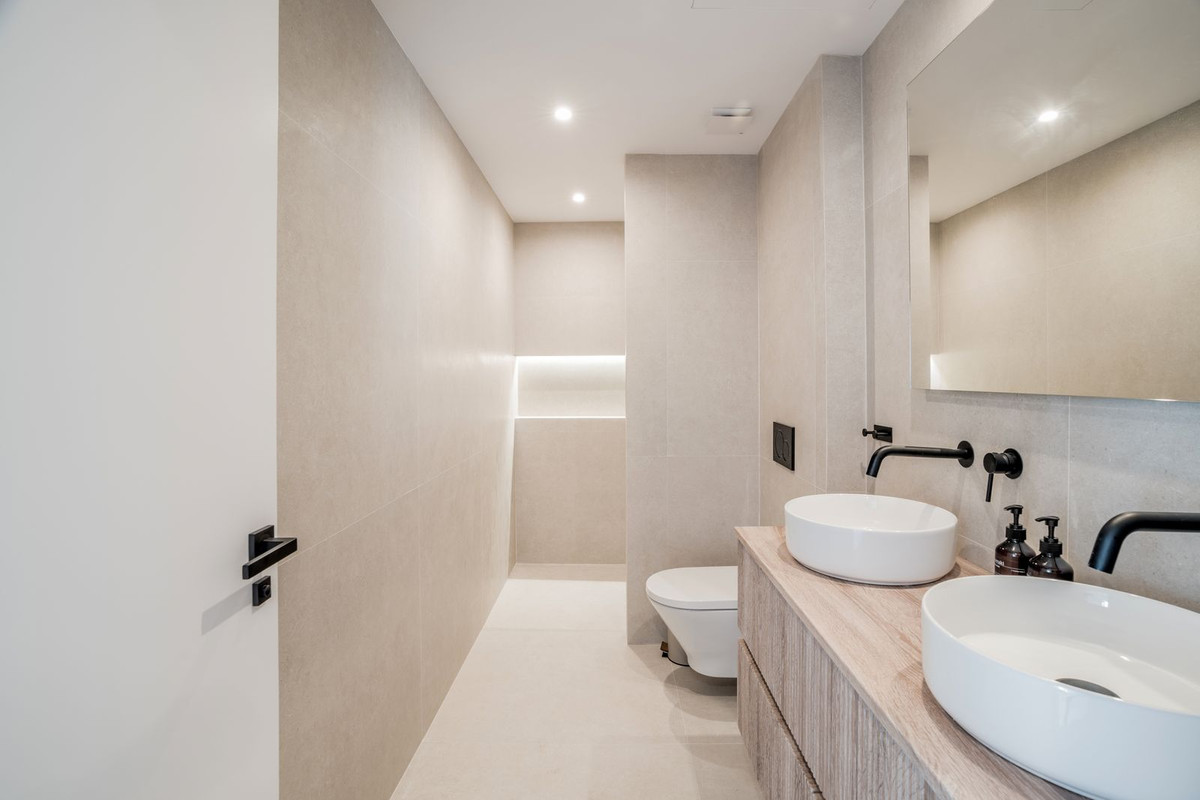 3 Bed, 2 Bath, ApartmentFor Sale, La Quinta, Malaga