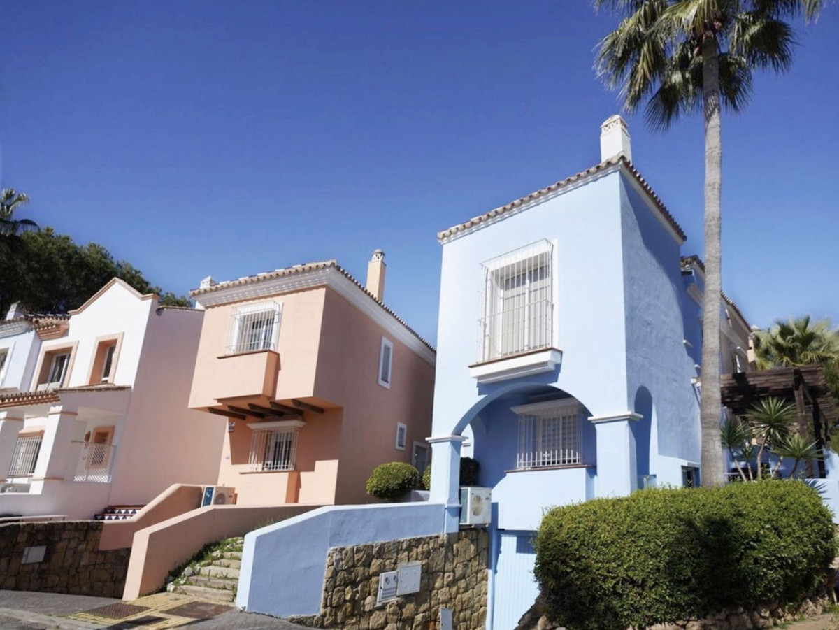 2 Bed, 2 Bath, HouseFor Sale, Aloha, Malaga