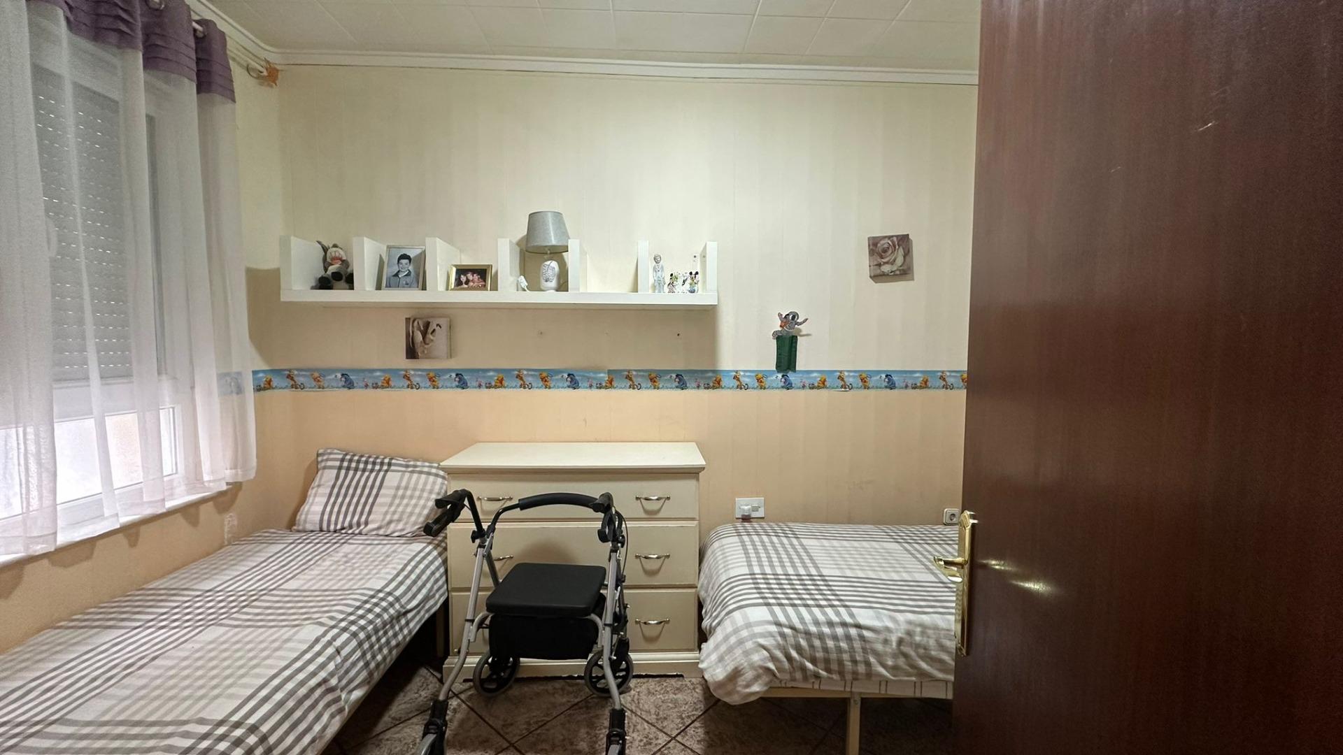 4 Bed, 1 Bath, ApartmentFor Sale, Torrevieja, Alicante