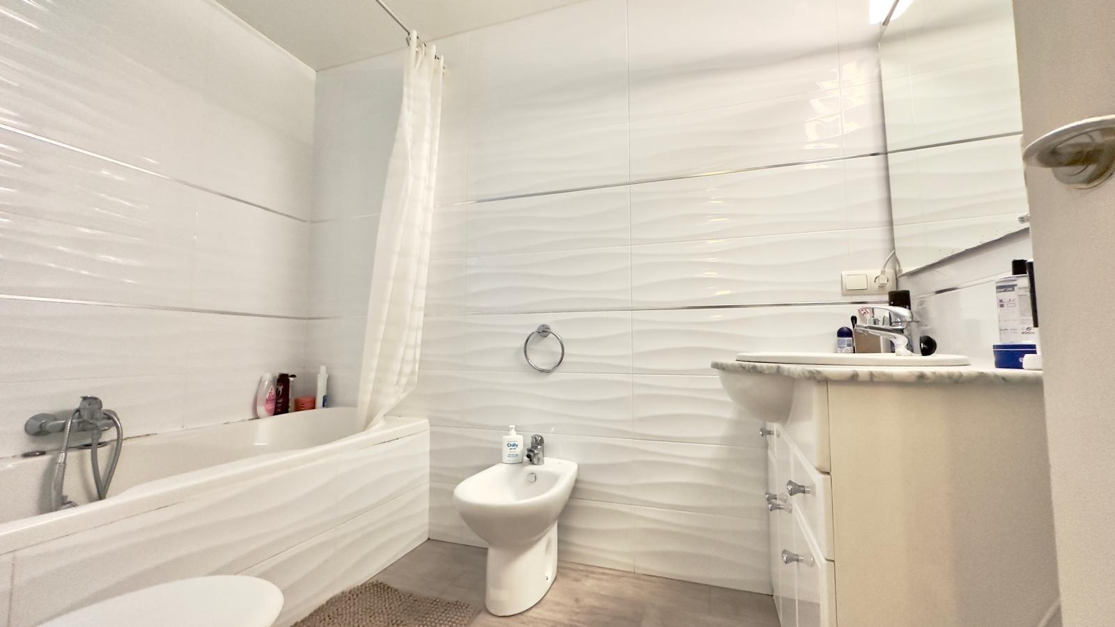 4 Bed, 1 Bath, ApartmentFor Sale, Torrevieja, Alicante