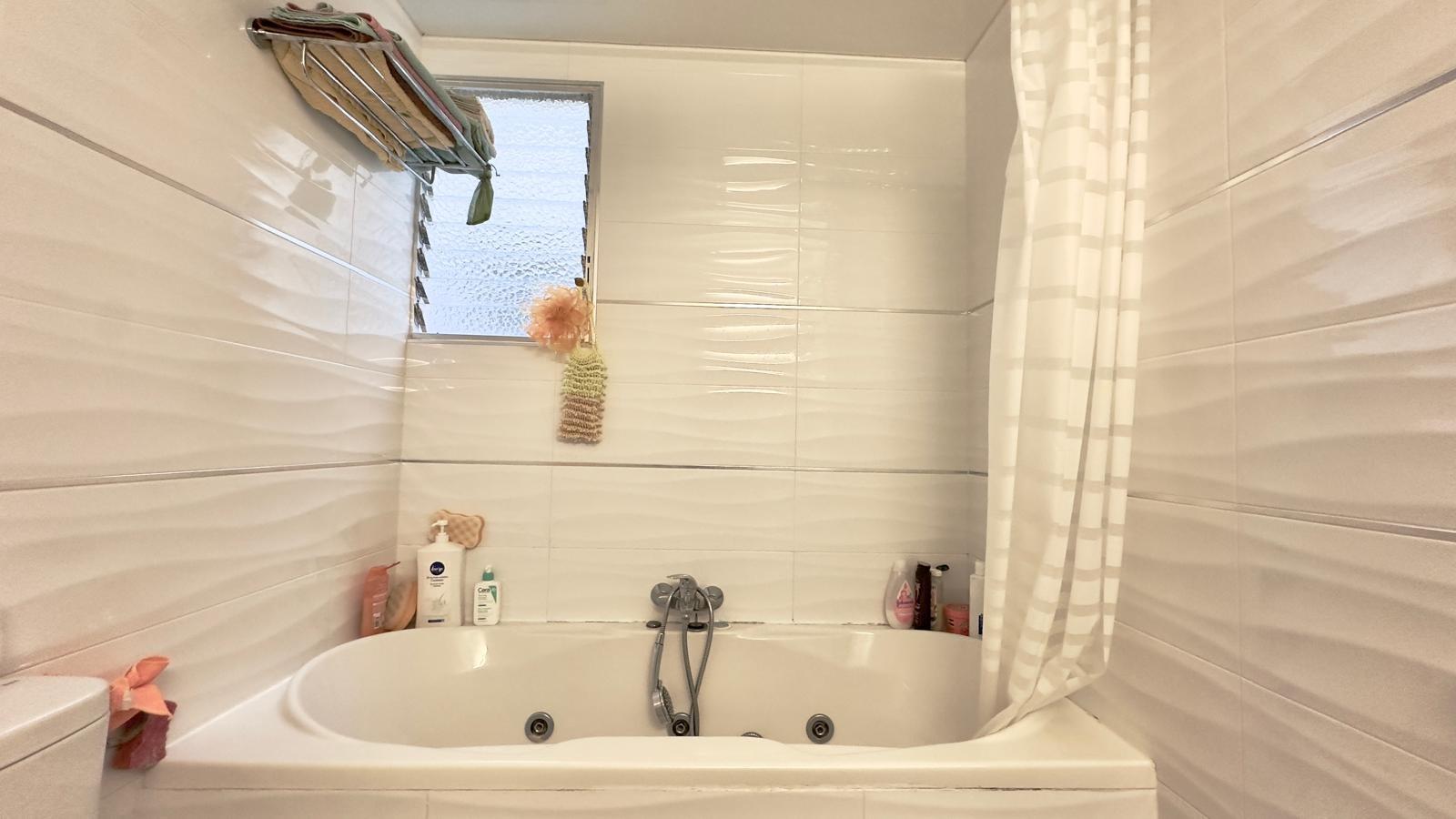 4 Bed, 1 Bath, ApartmentFor Sale, Torrevieja, Alicante