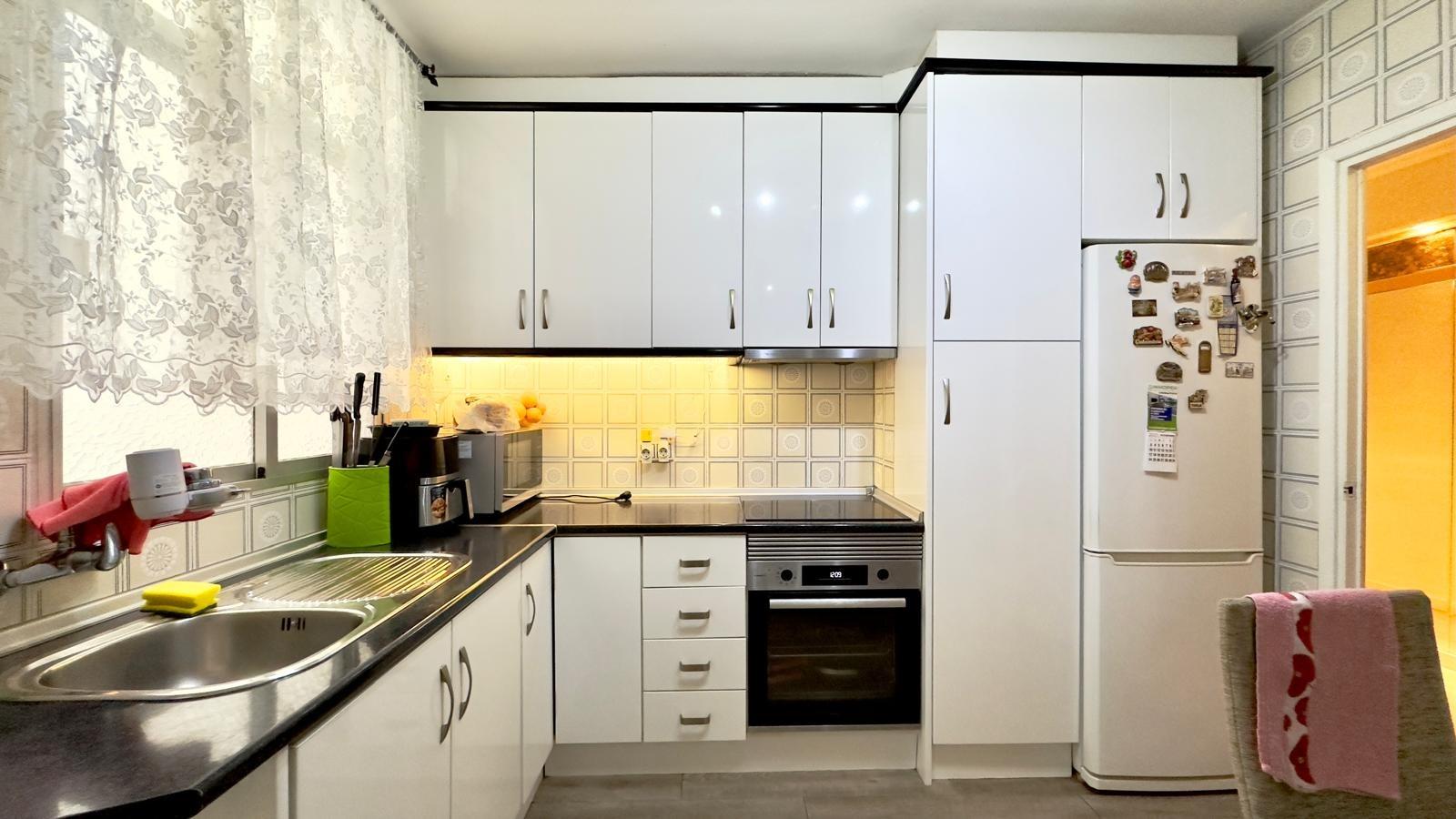 4 Bed, 1 Bath, ApartmentFor Sale, Torrevieja, Alicante