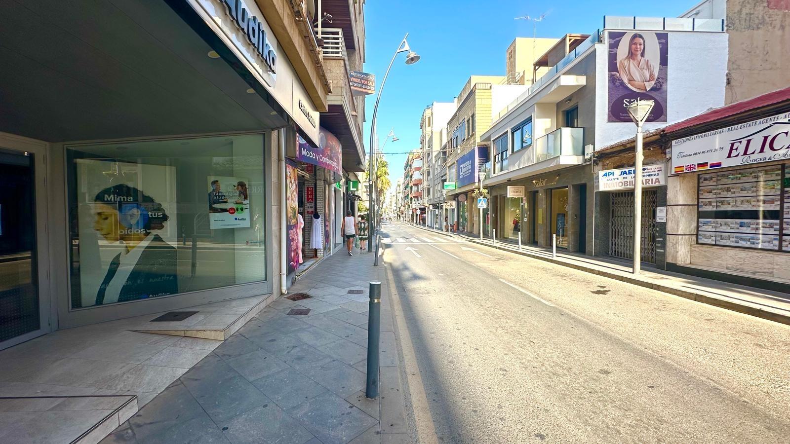 4 Bed, 1 Bath, ApartmentFor Sale, Torrevieja, Alicante