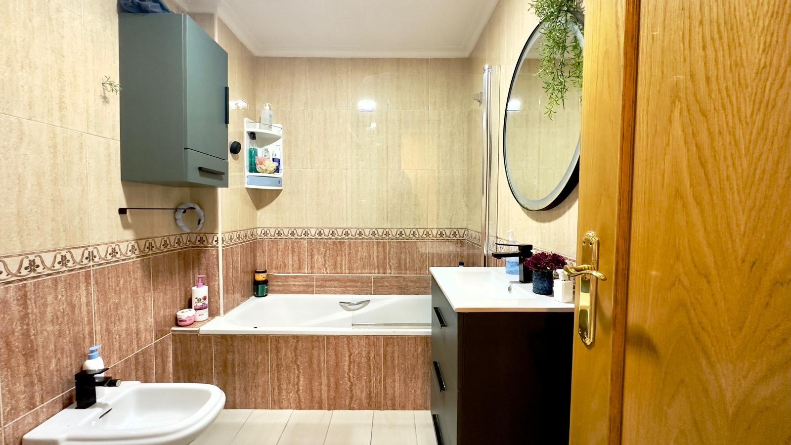 4 Bed, 2 Bath, ApartmentFor Sale, Torrevieja, Alicante