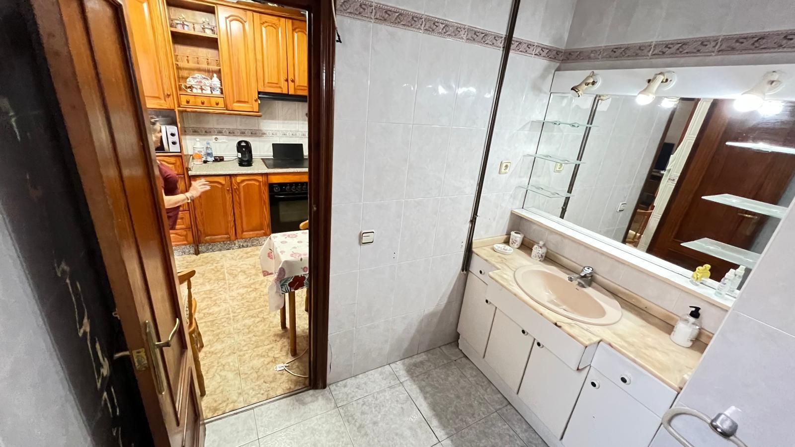 4 Bed, 1 Bath, ApartmentFor Sale, Torrevieja, Alicante