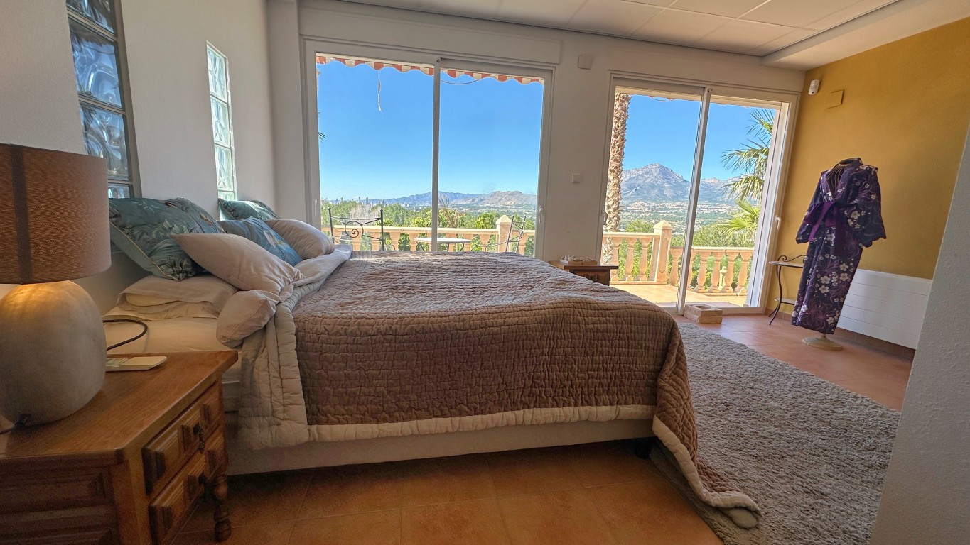 6 Bed, 4 Bath, HouseFor Sale, Albir, Alicante