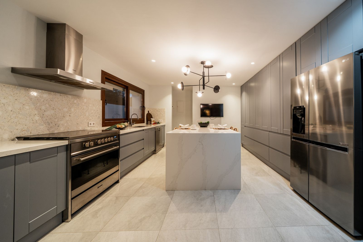 5 Bed, 5 Bath, HouseFor Sale, Estepona, Malaga