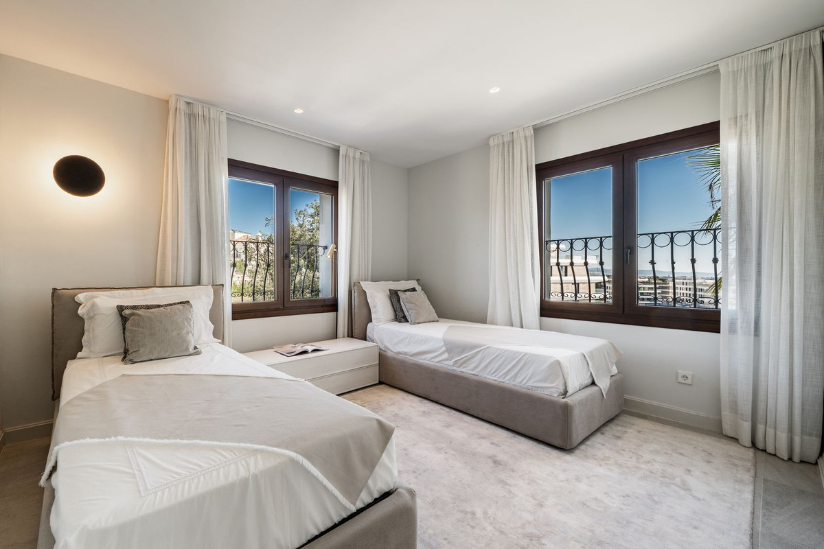 5 Bed, 5 Bath, HouseFor Sale, Estepona, Malaga