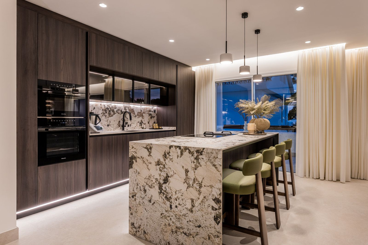 3 Bed, 2 Bath, ApartmentFor Sale, Los Monteros, Malaga