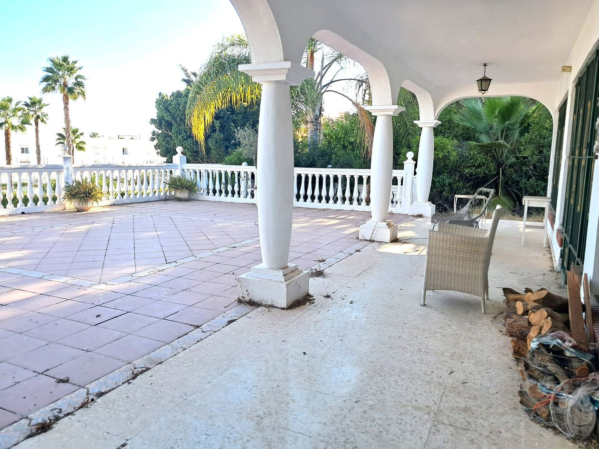 5 Bed, 2 Bath, HouseFor Sale, Estepona, Malaga