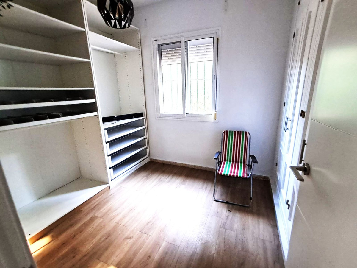 5 Bed, 2 Bath, HouseFor Sale, Estepona, Malaga