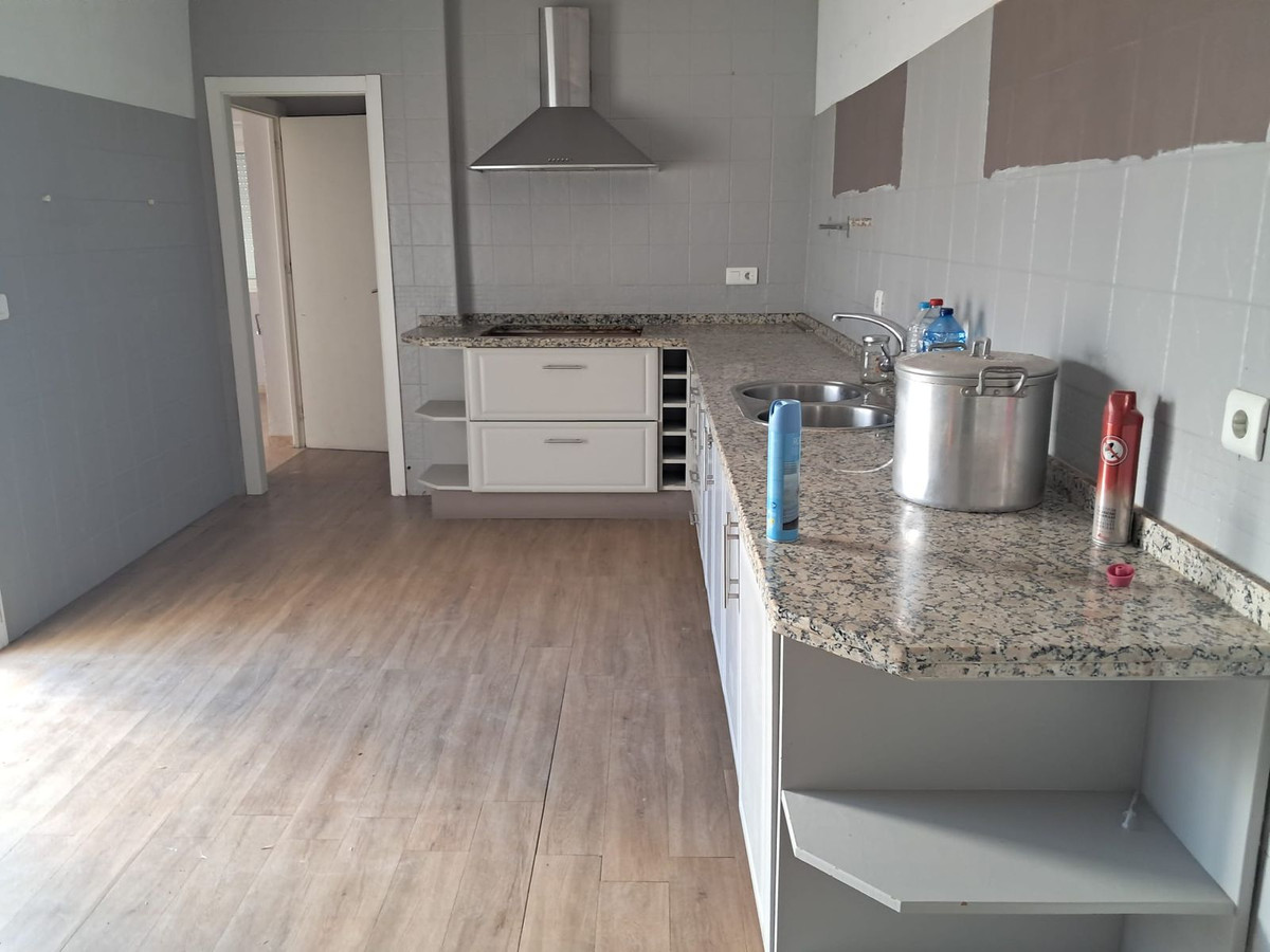 5 Bed, 2 Bath, HouseFor Sale, Estepona, Malaga