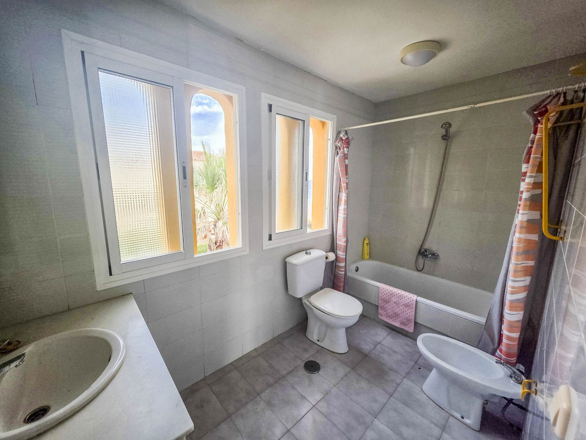 5 Bed, 4 Bath, HouseFor Sale, Casares Playa, Malaga