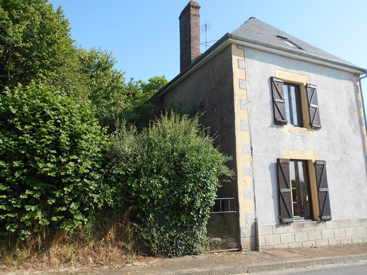 3 Bed, 1 Bath, HouseFor Sale, Pays-de-la-Loire, 53700