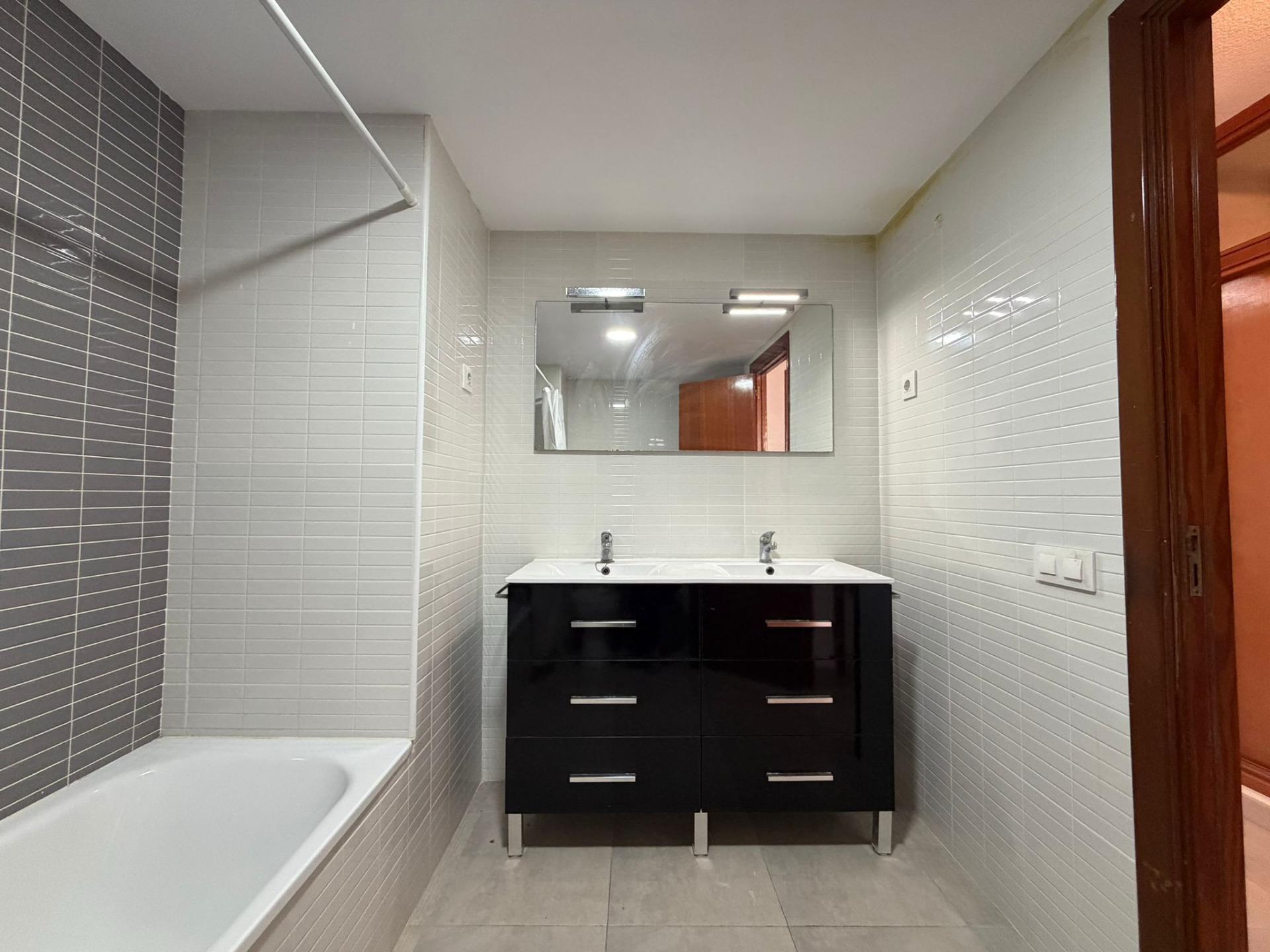 4 Bed, 2 Bath, ApartmentFor Sale, Torrevieja, Alicante