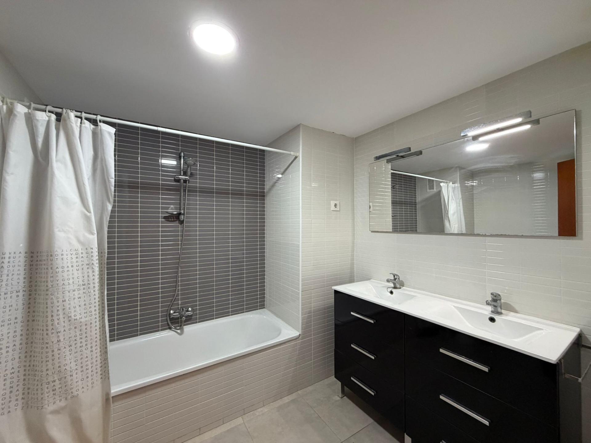 4 Bed, 2 Bath, ApartmentFor Sale, Torrevieja, Alicante