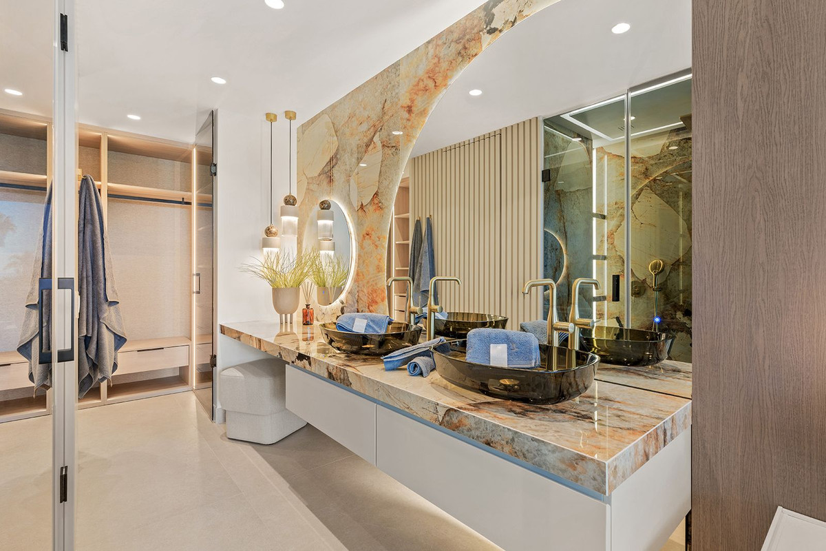 3 Bed, 2 Bath, ApartmentFor Sale, New Golden Mile, Malaga